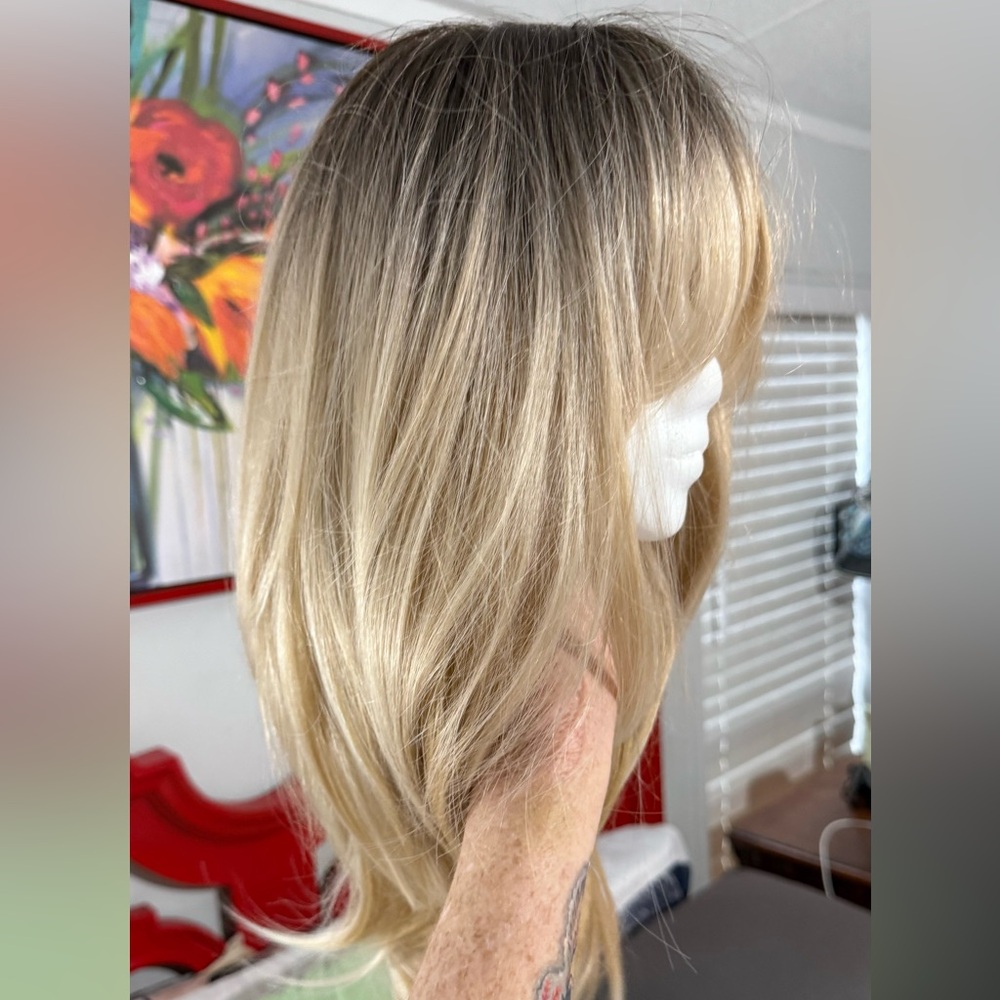 Blonde long layered wig with curtain bangs. - Picture 4 of 11